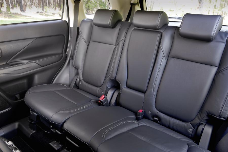 Интерьер Mitsubishi Outlander Exceed 2018 года  (AU) (фото 9 из 13)